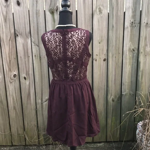 Gianni Bin Maroon/Cream Lace Dress - Size 6 - Picture 4 of 5